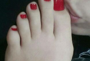 Femme jeune à Bouguenais proposant plan cul fétichisme pieds très explicite