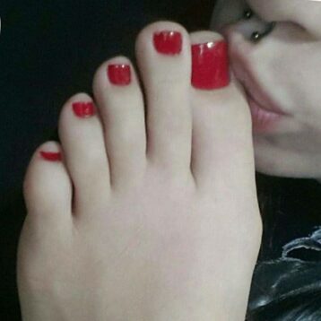 Femme jeune à Bouguenais proposant plan cul fétichisme pieds très explicite